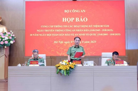 Thượng tướng Trần Quốc Tỏ chủ trì họp báo.