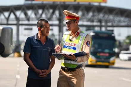 Thực hiện cao điểm tổng kiểm soát phương tiện kinh doanh vận tải.