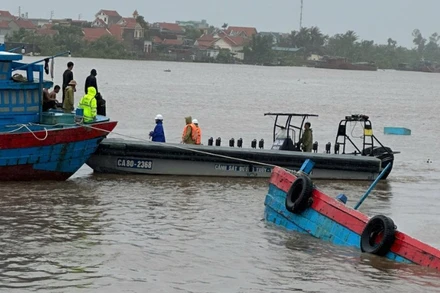 Tổ công tác Thủy đoàn 1 đưa 9 người trên tàu cá bị lật vào bờ an toàn.