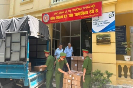 Lực lượng chức năng kiểm kê tang vật thu giữ.