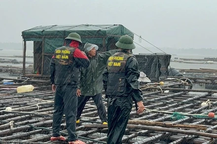 Các đơn vị Bộ đội biên phòng Quảng Ninh kêu gọi, vận động, hỗ trợ nhân dân về nơi trú tránh và thực hiện các biện pháp phòng chống, ứng phó bão số 3.