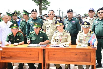 Cơ quan chức năng hai nước thực hiện các thủ tục bàn giao.