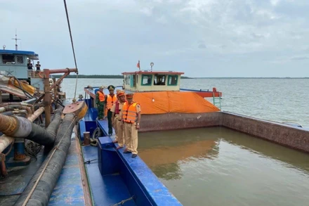 Lực lượng chức năng kiểm tra bắt giữ phương tiện tại khu vực ngã Ba Vàm Tuần (thủy phận Cần Giờ, Thành phố Hồ Chí Minh).