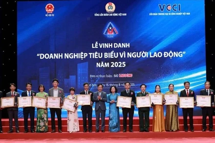Vinh danh các doanh nghiệp vì người lao động tiêu biểu.