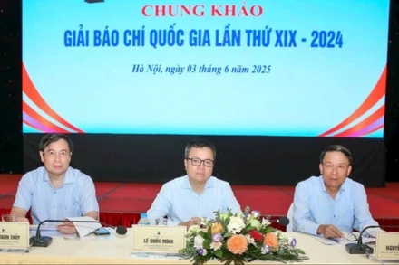 Đoàn Chủ tọa điều hành chấm chung khảo. (Ảnh: Sơn Hải)