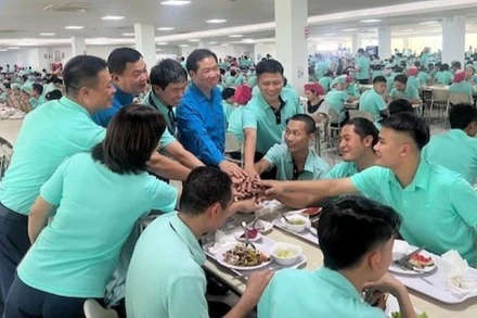 Bữa cơm Công đoàn năm 2025 tại Công ty TNHH Canon Việt Nam. (Ảnh: KIỀU VŨ)