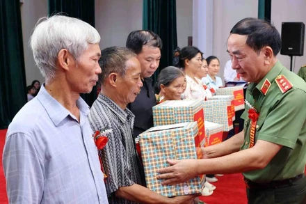 Thứ trưởng Công an Trần Quốc Tỏ trao quà tặng gia đình chính sách, có hoàn cảnh khó khăn trong ngày hội.