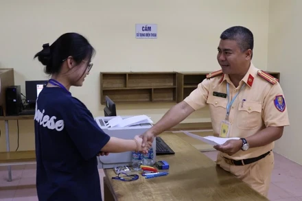 Người dân đến các trung tâm đủ điều kiện thi sát hạch.