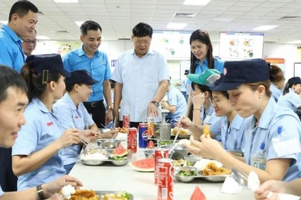 Lãnh đạo Tổng Liên đoàn Lao động Việt Nam, Liên đoàn Lao động thành phố Hà Nội dự "Bữa cơm công đoàn" tại Công ty trách nhiệm hữu hạn Yamaha Motor.