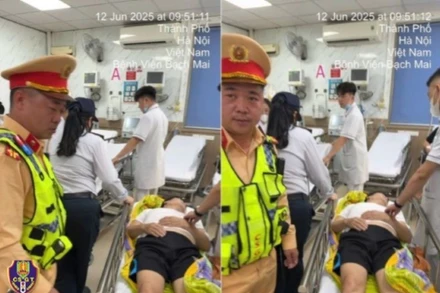 Cảnh sát giao thông kịp thời hỗ trợ đưa người bị đột quỵ trên cao tốc đến bệnh viện cấp cứu.