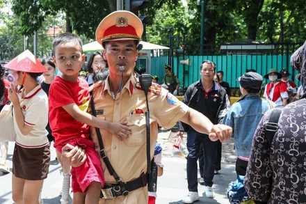 Cảnh sát giao thông hỗ trợ nhân dân đi xem tổng hợp luyện diễu binh, diễu hành.