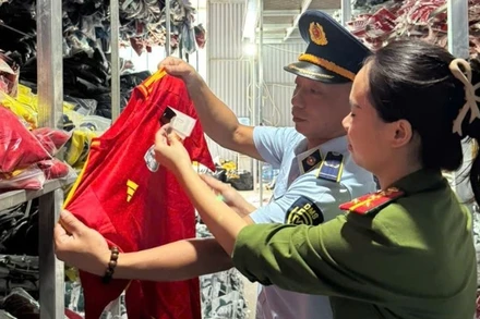 Lực lượng chức năng vừa phát hiện số lượng lớn quần áo thể thao có dấu hiệu giả mạo các nhãn hiệu nổi tiếng đã được bảo hộ tại Việt Nam.