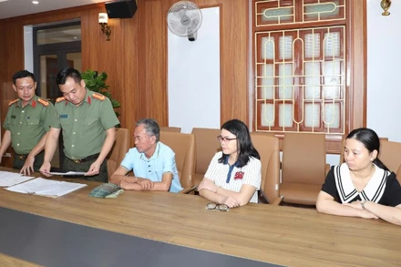  Cán bộ Phòng An ninh kinh tế Công an tỉnh làm việc với các đối tượng.