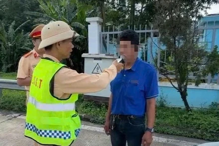 Tài xế xe khách bị phát hiện vi phạm nồng độ cồn ở mức kịch khung.