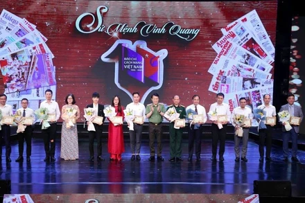 Bộ trưởng Công an Lương Tam Quang trao Kỷ niệm chương "Bảo vệ an ninh Tổ quốc" tặng các cá nhân có thành tích xuất sắc.