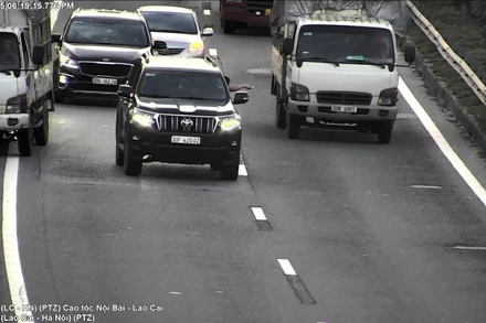 Hình ảnh xe ô-tô chèn ép nhau được phát hiện thông qua hệ thống camera giám sát.