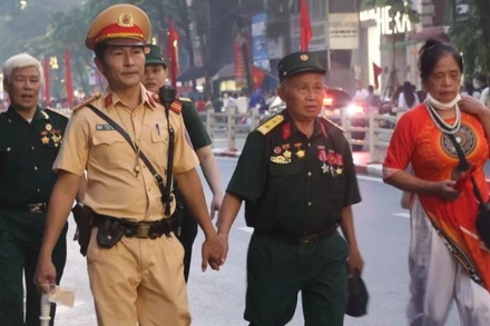 Lực lượng cảnh sát giao thông giúp đỡ nhân dân trong ngày Lễ kỷ niệm 80 năm Cách mạng Tháng Tám thành công và Quốc khánh 2/9.