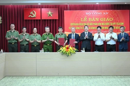 Đại diện Bộ Công an và SCIC ký kết biên bản bàn giao.