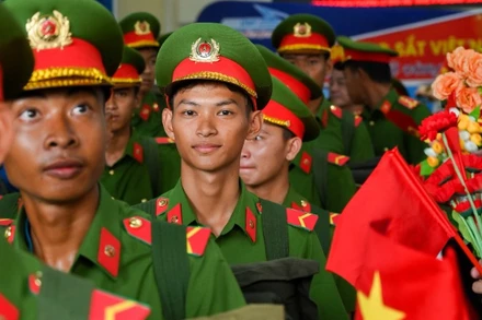 566 cán bộ, chiến sĩ Trung đoàn Cảnh sát cơ động Đông Nam đã cập Ga Hà Nội.