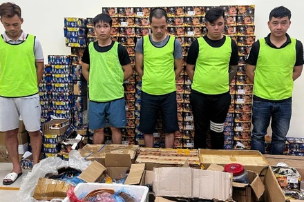 Các đối tượng liên quan cùng tang vật.