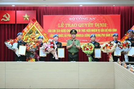 Thứ trưởng Phạm Thế Tùng trao Quyết định cho các sĩ quan Tổ công tác số 6.