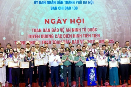 Tuyên dương các điển hình tiên tiến trong phong trào toàn dân bảo vệ an ninh Tổ quốc của thành phố Hà Nội.