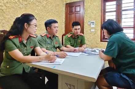 Phan Hạnh Thương tại cơ quan công an.