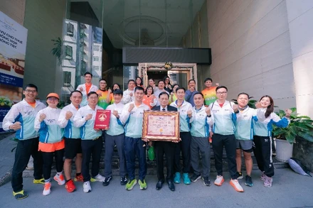 Cán bộ, giảng viên trường Cao đẳng FPT Polytechnic được Tổ chức Kỷ lục Việt Nam vinh danh “Trường cao đẳng có cán bộ giảng viên, sinh viên tham gia cự ly marathon 42km trong cùng một giải chạy nhiều nhất Việt Nam".