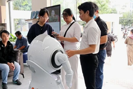 Thành phố Hồ Chí Minh dùng robot AI giúp việc để phục vụ người dân 