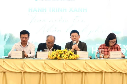 Ban tổ chức giải đáp các thắc mắc của giới truyền thông. 