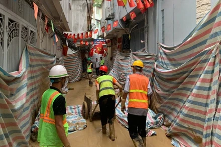 [Ảnh] Sự cố phun bùn tiếp tục tái diễn tại ngõ 7 phố Giang Văn Minh