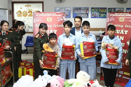 Tặng quà các cháu nhỏ tại Viện Huyết học-Truyền máu Trung ương.