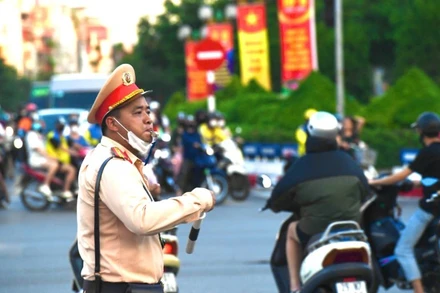 Cảnh sát giao thông cả nước hỗ trợ nhân dân về quê đón Tết an toàn, thông suốt.