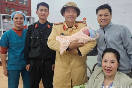 Gia đình sản phụ Hoàng Thùy D, chân thành cảm ơn lực lượng chức năng đã giúp đỡ trong cơn nguy cấp.