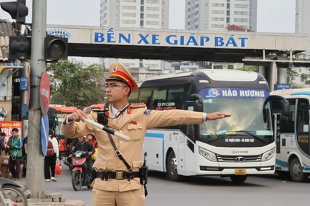 Cảnh sát giao thông Hà Nội làm nhiệm vụ tại bến xe Giáp Bát chiều 13/2. 