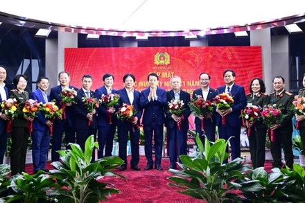 Bộ trưởng Lương Tam Quang tặng hoa chúc mừng lãnh đạo Bộ Y tế, các giáo sư, bác sĩ nhân Ngày Thầy thuốc Việt Nam. 