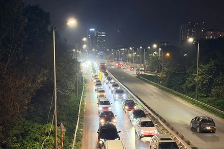 Nửa đêm ngày mùng 5 Tết lượng phương tiện tăng cao, đổ về thành phố Hà Nội.