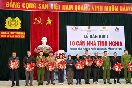 Trao tặng nhà tình nghĩa cho cán bộ, chiến sĩ có hoàn cảnh khó khăn.