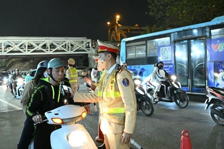 Không ít trường hợp người điều khiển xe máy còn chủ quan, điều khiển xe khi đã uống rượu bia.