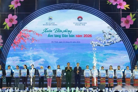 Thượng tướng Lê Đức Thái và đồng chí Hoàng Trung Dũng trao quà tặng 20 hộ gia đình có hoàn cảnh khó khăn của xã Hương Xuân.