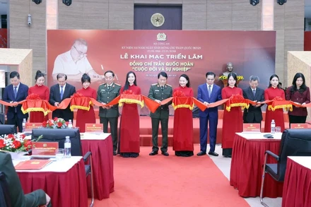 Đại tướng Lương Tam Quang cùng các đại biểu cắt băng khai mạc triển lãm.