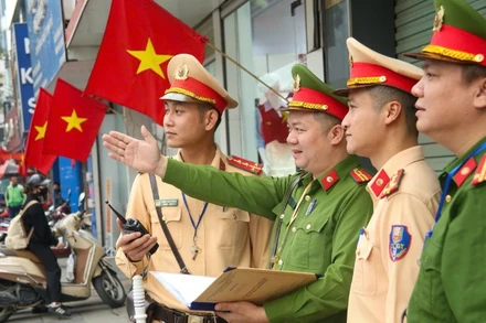 Đội Cảnh sát giao thông đường bộ số 6 phối hợp Công an phường Yên Hòa giữ gìn trật tự an toàn giao thông, trật tự đô thị trên tuyến đường “Ba nhất”.