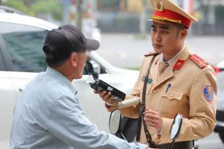 Đồng loạt ra quân xử lý chuyên đề nồng độ cồn trên các tuyến giao thông trong một khung giờ nhất định.