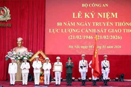 Đại tướng Lương Tam Quang trao tặng Huân chương Quân công hạng Nhất cho lực lượng Cảnh sát giao thông.