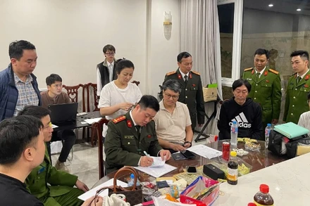 Lực lượng chức năng đồng loạt kiểm tra bốn địa điểm nghi vấn.