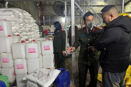 Cơ quan chức năng tạm giữ toàn bộ số hàng hóa để xác minh.