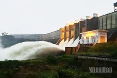 Hồ Sông Cái, xã Bác Ái Tây (Khánh Hòa) đang vượt mực nước so với thiết kế khoảng 28% được mở 5 cửa van, xả qua tràn với lưu lượng 1.109,28m³/s. (Ảnh: NGUYỄN TRUNG)