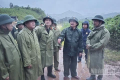 Phó Thủ tướng Hồ Quốc Dũng chỉ đạo chưa thể cho người dân lưu thông trở lại ngay, mà cần thời gian để tổ chức gia cố tổng thể, bảo đảm an toàn tuyệt đối trong thời gian tới. (Ảnh: VŨ TÂN)