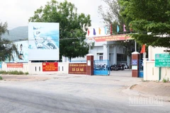 Ủy ban nhân dân xã Cà Ná (Khánh Hòa) dựng pa-nô tuyên truyền về quy hoạch các dự án trọng điểm để thúc đẩy phát triển kinh tế-xã hội của địa phương trong tương lai. (Ảnh: NGUYỄN TRUNG)