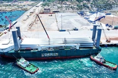 Tàu quốc tế có tải trọng hơn 50.000 tấn cập Cảng biển tổng hợp Cà Ná để bốc dỡ linh kiện phục vụ cho các dự án điện gió đầu tư tại khu vực phía nam tỉnh Khánh Hòa. (Ảnh: NGUYỄN TRUNG)